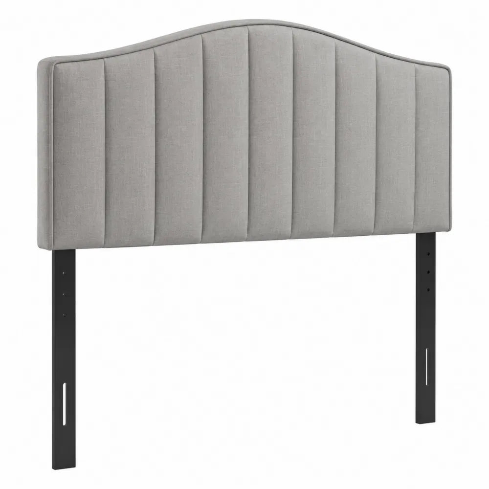 Testiera letto matrimoniale imbottita in tessuto poliestere grigio chiaro con supporti metallici neri e pannelli verticali 160 x 8 x 60 cm